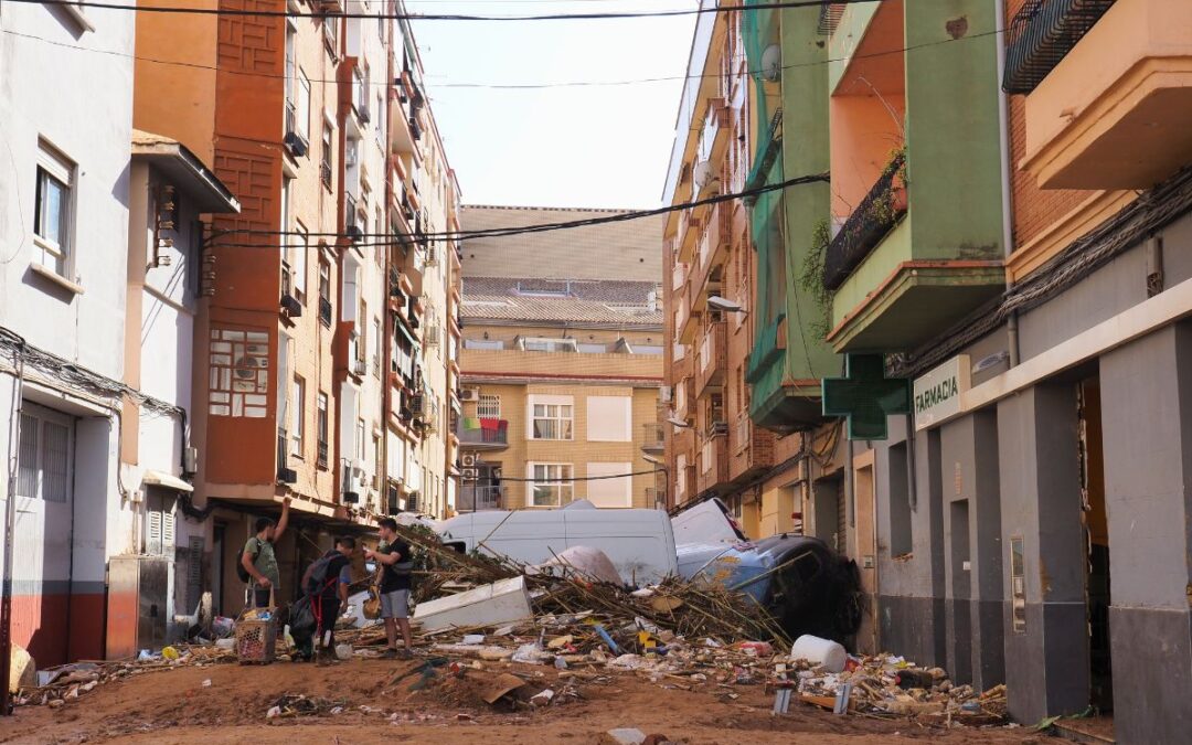 L'impatto dell'uragano Dana a Valencia, Spagna - Residenti valutano i danni dopo l'inondazione devastante a Valencia, Spagna.