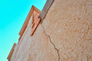 Crepa in un muro di una casa